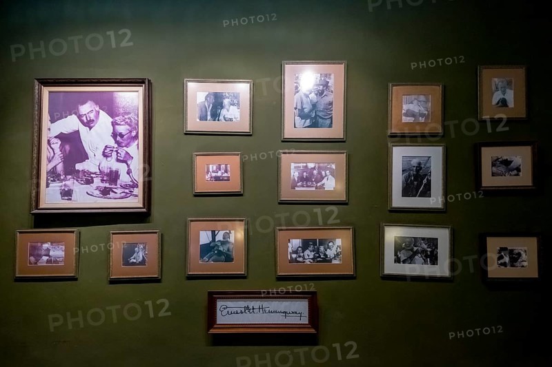 Hotel Amos Mundos, picture wall with pictures of Ernest Hamingway and Fidel Castro in the hotel lobby, hotel of the writer Ernest Hamingway in Havana, La Habana, Cuba, Cuba