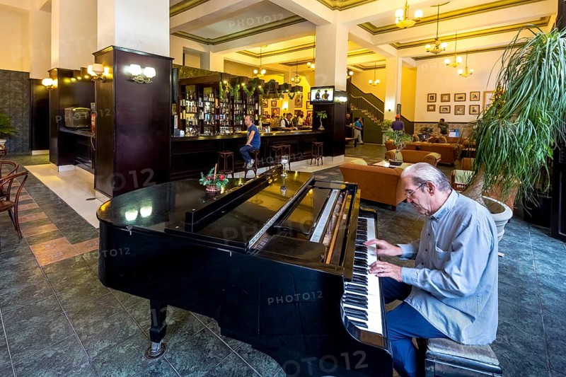 Hotel Amos Mundos, hotel of the writer Ernest Hamingway in Havana, lobby of the hotel with piano player, Pianoman, La Habana, Cuba, Cuba