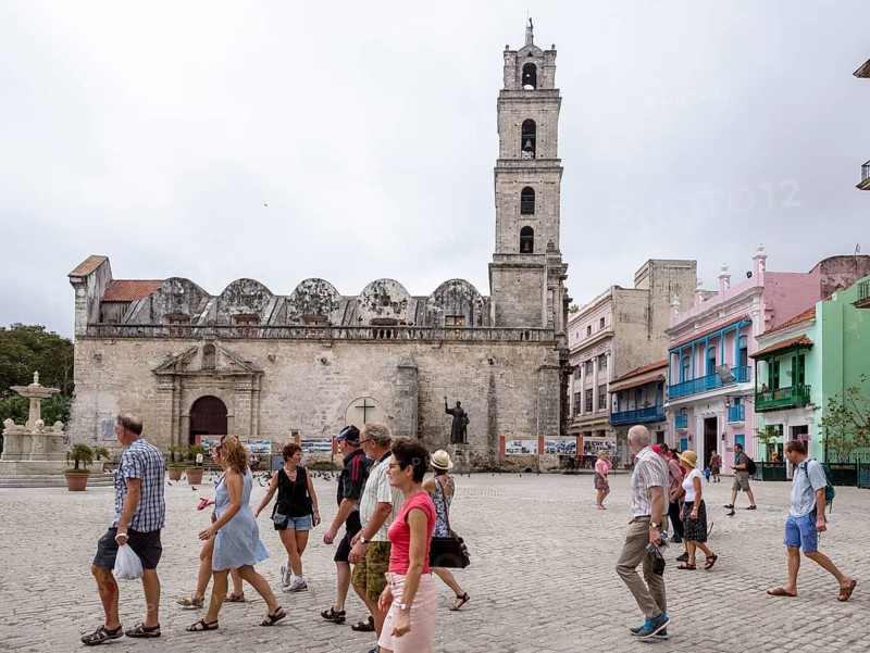 Tourists on the Plaza de San Francisco in front of the church Madre Teresa de Calcuta, La Habana, Cuba, Caribbean, Central America, Cuba, Europe, aerial view, birds-eyes view, aerial photography, aerial photography, overview, bird's eye view