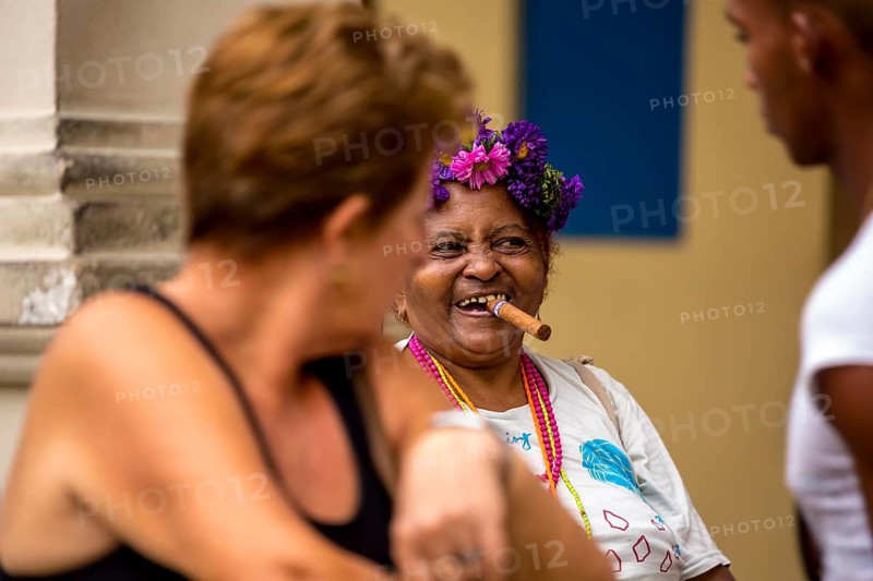 Old Cuban woman with cigar addresses tourists, La Habana, Havana, Cuba, Cuba, Europe, aerial view, birds-eyes view, aerial photography, aerial photography, overview, overview, bird's eye view