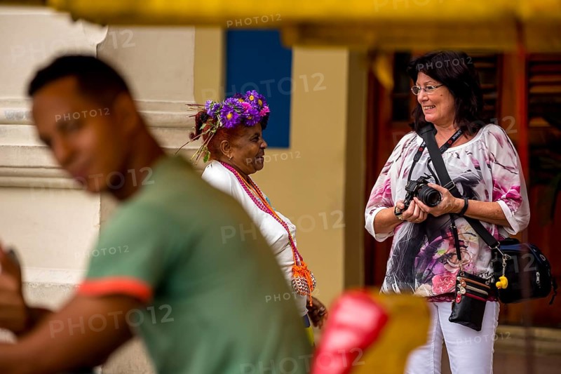 Old Cuban woman with cigar addresses tourists, La Habana, Havana, Cuba, Cuba, Europe, aerial view, birds-eyes view, aerial photography, aerial photography, overview, overview, bird's eye view