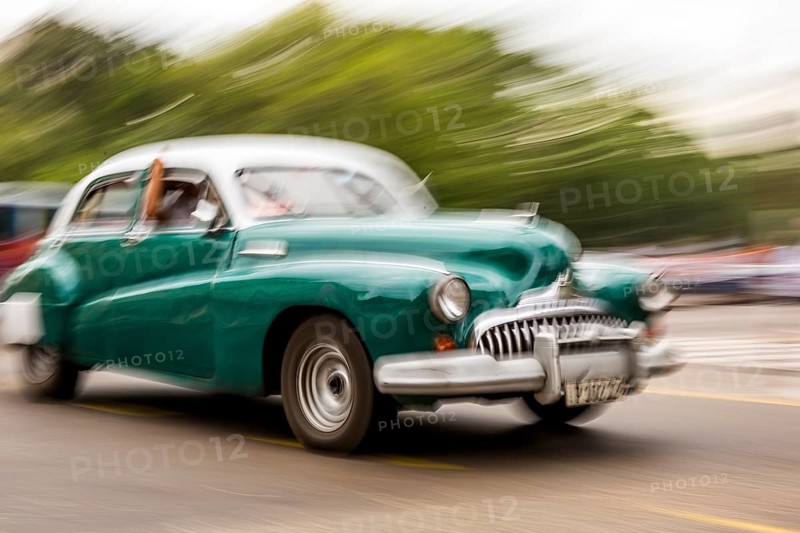 Speed, blurred, moving old car, green oldtimer in street scene, old american street cruiser on the streets of Havana, taxi, La Habana, Havana, Cuba, Cuba, Europe, aerial view, birds-eyes view, aerial photography, aerial photography, overview, bird's eye view