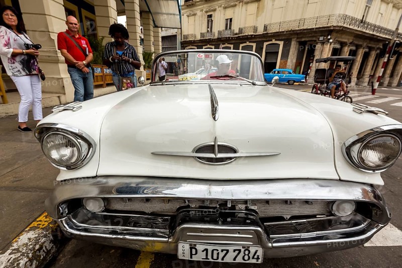 Radiator grille, white vintage car in street scene, Oldsmobile, Old American road cruiser on the streets of Havana, taxi, La Habana, Havana, Cuba, Cuba, Europe, aerial photo, birds-eyes view, aerial photography, aerial photography, overview, bird's eye view