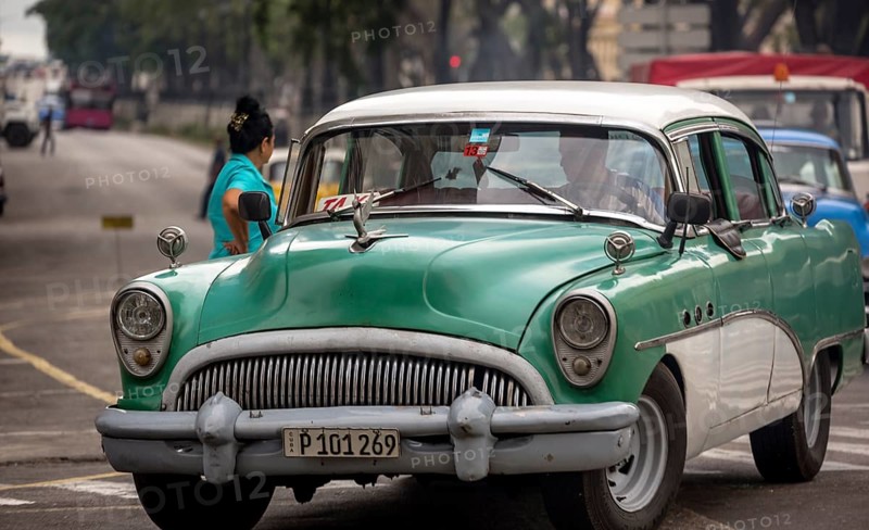 Green vintage car in street scene, Old American street cruiser on the streets of Havana, Taxi, La Habana, Havana, Cuba, Cuba, Europe, aerial view, birds-eyes view, aerial photography, aerial photography, overview, bird's eye view