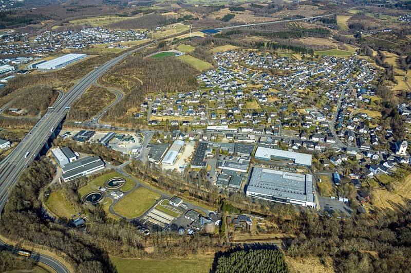 Aerial view, residential area, local view Gerlingen and sewage treatment plant, motorway A4 with Biggetal bridge, Gerlingen, Wenden, Sauerland, North Rhine-Westphalia, Germany, DE, Europe, property tax, real estate, aerial view, aerial photography, aerial photography, overview, bird's-eye view, residential area, living and living, residential area, residential quality, residential quarter, housing estate, residential area, birds-eyes view, overview