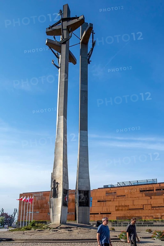 The Monument to the Fallen Shipyard Workers, Pomnik Poleglych Stoczniowcüw on the square in front of the main gate of the Gdansk Shipyard, Gdansk, European Centre of Solidarity, Gdansk, Baltic Sea coast, Baltic Sea, pomorskie, Pomeranian Voivodeship, Poland, Gdansk, PL, Europe, aerial photo, birds-eyes view, aerial photograph, aerial photography, aerial photography, overview, bird's eye view