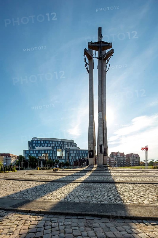 The Monument to the Fallen Shipyard Workers, Pomnik Poleglych Stoczniowcüw on the square in front of the main gate of the Gdansk Shipyard, Gdansk, European Centre of Solidarity, Gdansk, Baltic Sea coast, Baltic Sea, pomorskie, Pomeranian Voivodeship, Poland, Gdansk, PL, Europe, aerial photo, birds-eyes view, aerial photograph, aerial photography, aerial photography, overview, bird's eye view