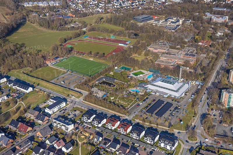 Aerial view, Aqua Spa and Aqua Fun Soest adventure pool, football stadium and athletics stadium Am Ardey, Conrad-von-Soest-Gymnasium, behind Börde-Berufskolleg and media centre of the district of Soest, Soest, Soester Börde, North Rhine-Westphalia, Germany, bathing establishment, bathing resort, DE, Europe, outdoor pool, leisure activities, football pitch, football stadium, football club, indoor swimming pool, athletics stadium, aerial view, aerial photography, aerial photography, swimming pool, swimming pool, sports, sports facilities, sports field, sports facility, stadium, overview, bird's eye view, birds-eyes view, overview