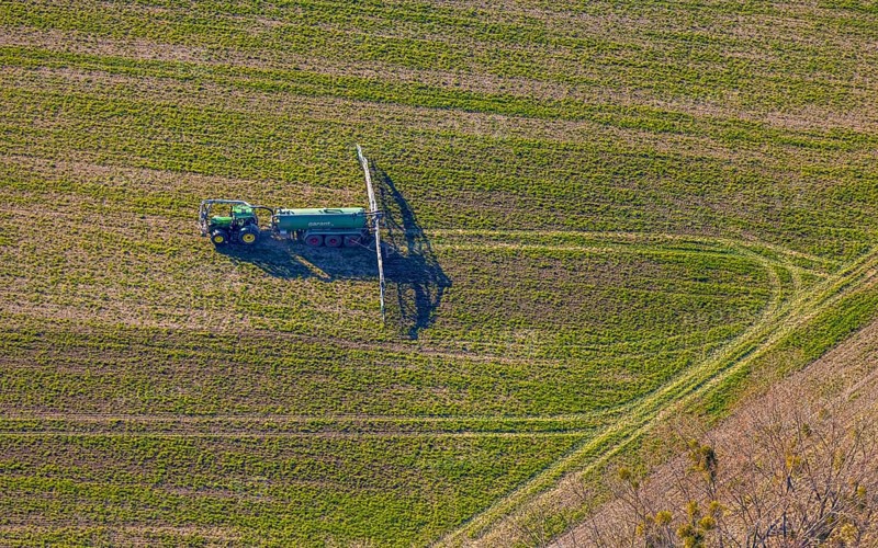 Aerial view, Tractor and agricultural spraying machine on a field, Paradiese, Soest, Soester Börde, North Rhine-Westphalia, Germany, DE, Europe, agriculture, aerial view, aerial photography, aerial photography, sprayer, tractor, overview, bird's-eye view, meadows and fields, birds-eyes view, overview