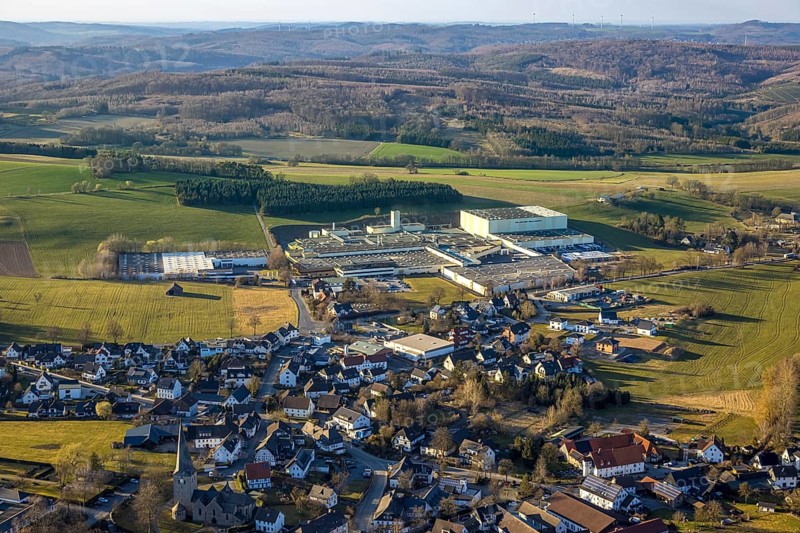 Aerial view, town centre Stockum (Sauerland) with catholic St. Pankratius church, heritage-protected church building, Tillmann Wellpappe-Verpackungen factory premises, commercial area, hilly landscape with forest and distant view, Stockum, Sundern, Sauerland, North Rhine-Westphalia, Germany, DE, Europe, commercial enterprises, commercial area, commercial property, commercial location, commercial use, industrial area, industrial location, aerial photograph, aerial photography, aerial photography, overview, bird's-eye view, overview