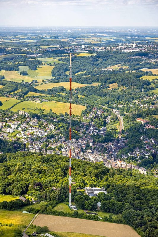 Aerial view, radio masts Westdeutscher Rundfunk transmitter Langenberg in nature reserve, local view Oberbonsfeld, Velbert, Ruhr area, North Rhine-Westphalia, Germany, DE, Europe, property tax, real estate, Langenberg, aerial view, aerial photography, aerial photography, overview, bird's-eye view, residential area, living and living, residential area, residential quality, residential neighbourhood, housing estate, residential area, birds-eyes view, overview