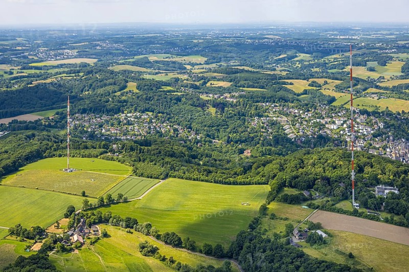 Aerial view, radio masts Westdeutscher Rundfunk transmitter Langenberg in the nature reserve Wiesen und Felder, Oberbonsfeld, Velbert, Ruhr area, North Rhine-Westphalia, Germany, DE, Europe, property tax, real estate, Langenberg, aerial view, aerial photography, aerial photography, overview, bird's-eye view, residential area, living and living, residential area, residential quality, residential neighbourhood, housing estate, residential area, birds-eyes view, overview