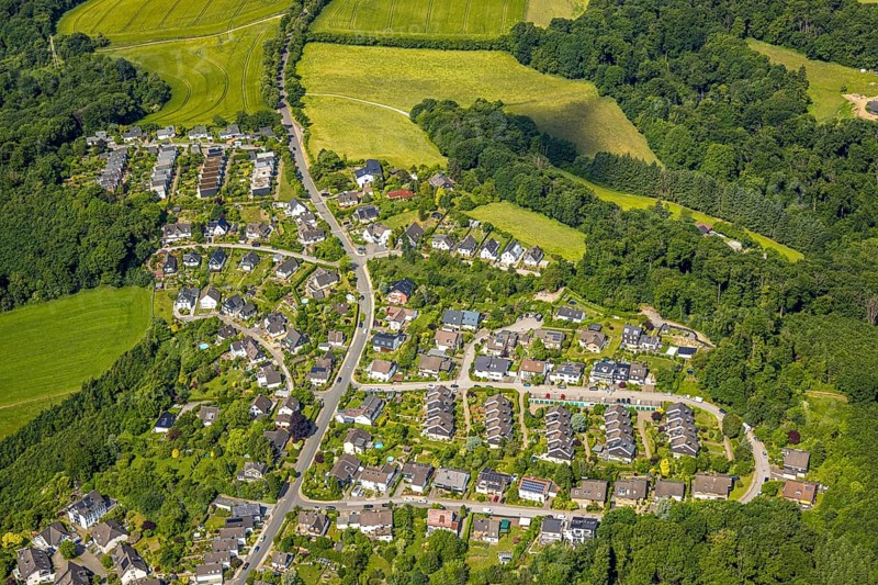 Aerial view, residential area, local view Frohnberg with Voßnacker Straße and terraced house housing estate Auf der Egge, Langenberg, Velbert, Ruhr area, North Rhine-Westphalia, Germany, DE, Europe, property tax, real estate, aerial view, aerial photography, aerial photography, overview, bird's-eye view, residential complex, living and living, residential area, residential quality, residential neighbourhood, housing estate, residential district, birds-eyes view, overview