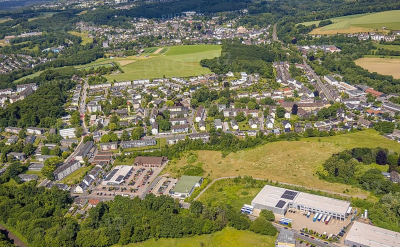 Aerial view, residential area Dichtersiedlung around Goethestraße and Schillerstraße, TransLog West transport company with solar roof, Aldi and Edeka supermarket with solar roof at Rosenhügel, Siebeneick, Wuppertal, Ruhr area, North Rhine-Westphalia, Germany, DE, Europe, property tax, real estate, aerial view, aerial photography, aerial photography, Neviges, overview, Velbert, bird's-eye view, housing estate, housing and living, residential area, quality of living, residential neighbourhood, housing estate, residential district, birds-eyes view, overview