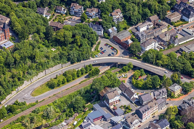 Aerial view, bridge Dr. Hans-Karl-Glinz-Straße over railway tracks, residential area Langenberg, Velbert, Ruhr area, North Rhine-Westphalia, Germany, DE, Europe, Langenberg, aerial view, aerial photography, aerial photography, overview, bird's-eye view, overview