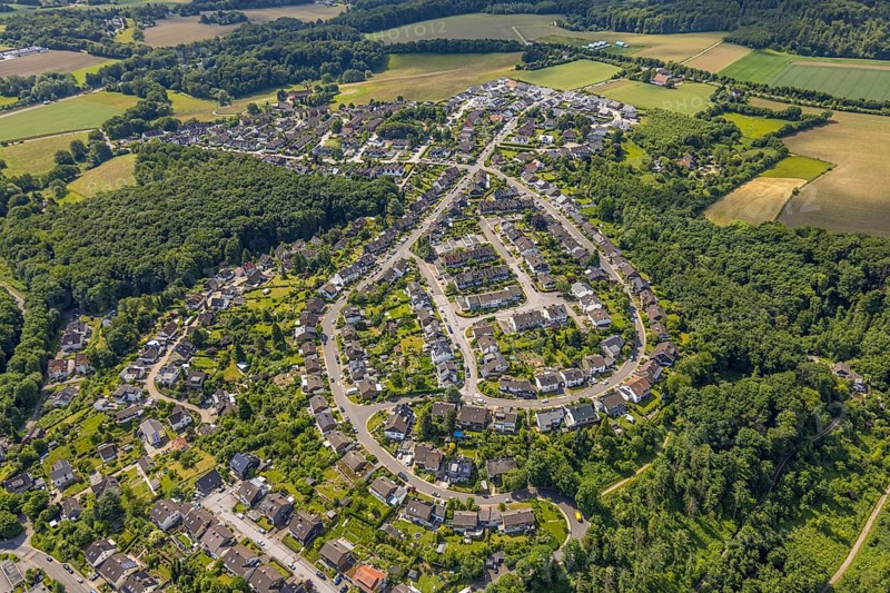 Aerial view, residential area housing estate Homberg between Krumbeckstraße and Hügelstraße, above new development area Lohsiepen, Neviges, Velbert, Ruhr area, North Rhine-Westphalia, Germany, DE, Europe, property tax, real estate, aerial view, aerial photography, aerial photography, overview, bird's-eye view, housing estate, living and living, residential area, residential quality, residential neighbourhood, housing estate, residential district, birds-eyes view, overview