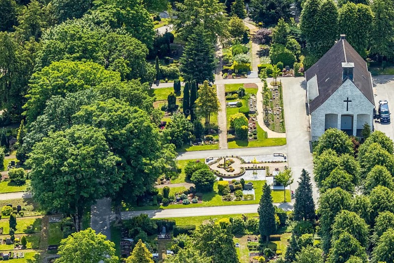 Aerial view, cemetery of the Protestant cemetery and chapel, Velbert, Ruhr area, North Rhine-Westphalia, Germany, burial place, DE, Europe, cemetery, memorial, place of worship, graves, cemetery, aerial view, aerial photography, aerial photography, resting place, overview, bird's-eye view, overview, VelbertMitte