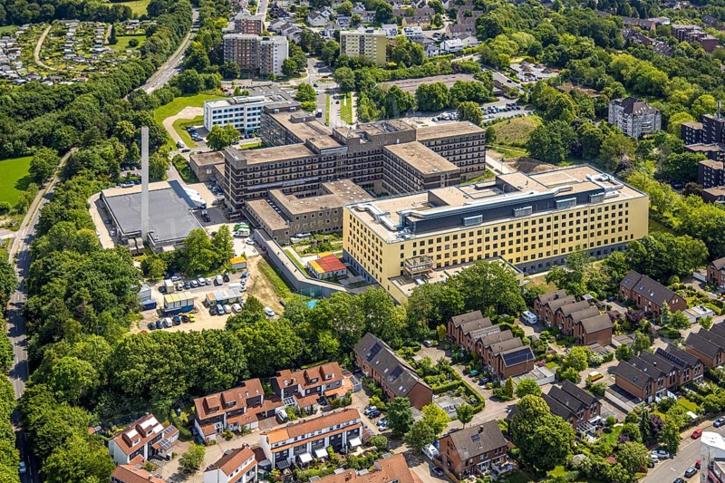 Aerial view, HELIOS Klinikum Niederberg with construction site and new building, Velbert, Ruhr area, North Rhine-Westphalia, Germany, construction work, construction area, construction site, building plots, construction project, construction site, DE, Europe, healthcare, hospital, clinic, clinic centre, hospital, aerial photograph, aerial photography, aerial photography, medical facility, medical aid, new building, overview, bird's-eye view, overview, medical care, VelbertMitte