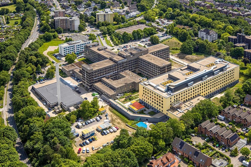 Aerial view, HELIOS Klinikum Niederberg with construction site and new building, Velbert, Ruhr area, North Rhine-Westphalia, Germany, construction work, construction area, construction site, building plots, construction project, construction site, DE, Europe, healthcare, hospital, clinic, clinic centre, hospital, aerial photograph, aerial photography, aerial photography, medical facility, medical aid, new building, overview, bird's-eye view, overview, medical care, VelbertMitte