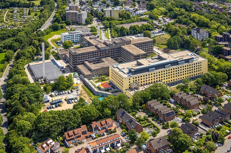 Aerial view, HELIOS Klinikum Niederberg with construction site and new building, Velbert, Ruhr area, North Rhine-Westphalia, Germany, construction work, construction area, construction site, building plots, construction project, construction site, DE, Europe, healthcare, hospital, clinic, clinic centre, hospital, aerial photograph, aerial photography, aerial photography, medical facility, medical aid, new building, overview, bird's-eye view, overview, medical care, VelbertMitte