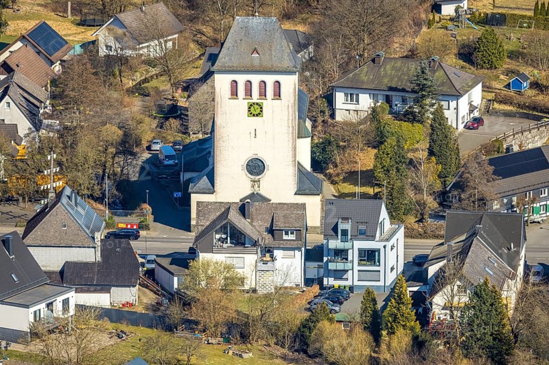 Aerial view, St. Antonius Church in the town centre, Gerlingen, Wenden, Sauerland, North Rhine-Westphalia, Germany, place of worship, DE, Europe, place of worship, holy site, church, parish, aerial view, aerial photography, aerial photography, religion, religious site, overview, bird's-eye view, overview
