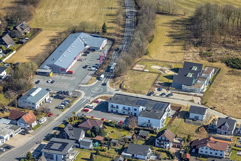 Aerial view, construction site and new building Kita GFO Kindergarten St. Anna Hünsborn, Über der Delle, shopping centre Nahkauf supermarket at roundabout Siegener Straße, Hünsborn, Wenden, Sauerland, North Rhine-Westphalia, Germany, DE, Europe, kindergarten, day care centre, day care centre, aerial view, aerial photography, aerial photography, overview, bird's-eye view, overview