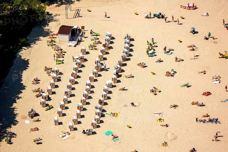 KoÅ'obrzeg, Kolobrzeg, beach chairs, beach, holidays, Baltic Sea beach, Baltic Sea coast, Województwo zachodniopomorskie, Poland, Kolobrzeg, Województwo zachodniopomorskie, PL, Europe, aerial view, birds-eyes view, aerial photography, aerial photography, overview, bird's eye view, northern Poland