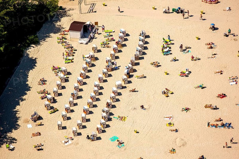 KoÅ'obrzeg, Kolobrzeg, beach chairs, beach, holidays, Baltic Sea beach, Baltic Sea coast, Województwo zachodniopomorskie, Poland, Kolobrzeg, Województwo zachodniopomorskie, PL, Europe, aerial view, birds-eyes view, aerial photography, aerial photography, overview, bird's eye view, northern Poland
