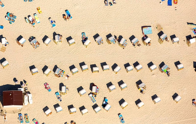 KoÅ'obrzeg, Kolobrzeg, beach chairs, beach, holidays, Baltic Sea beach, Baltic Sea coast, Województwo zachodniopomorskie, Poland, Kolobrzeg, Województwo zachodniopomorskie, PL, Europe, aerial view, birds-eyes view, aerial photography, aerial photography, overview, bird's eye view, northern Poland