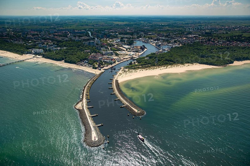KoÅ'obrzeg, Kolobrzeg, harbour entrance, pier, Baltic Sea beach, Baltic Sea coast, Województwo zachodniopomorskie, Poland, Kolobrzeg, Województwo zachodniopomorskie, PL, Europe, aerial view, birds-eyes view, aerial photography, overview, bird's eye view, northern Poland