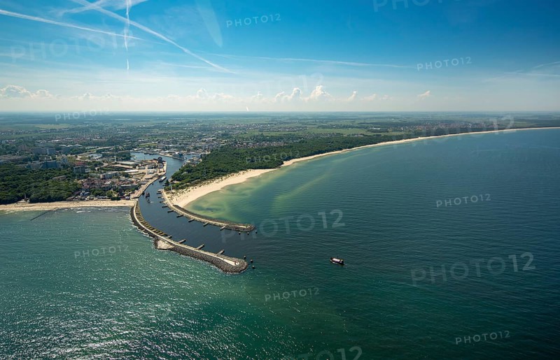 KoÅ'obrzeg, Kolobrzeg, harbour entrance, pier, Baltic Sea beach, Baltic Sea coast, Województwo zachodniopomorskie, Poland, Kolobrzeg, Województwo zachodniopomorskie, PL, Europe, aerial view, birds-eyes view, aerial photography, overview, bird's eye view, northern Poland
