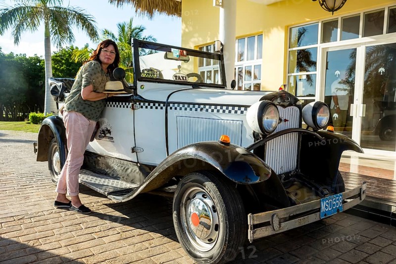 Arrival of tourists at the hotel in a vintage taxi, an old Ford, PARADISUS VARADERO RESORT SPA, Varadero, Cuba, Matanzas, Cuba, Central America