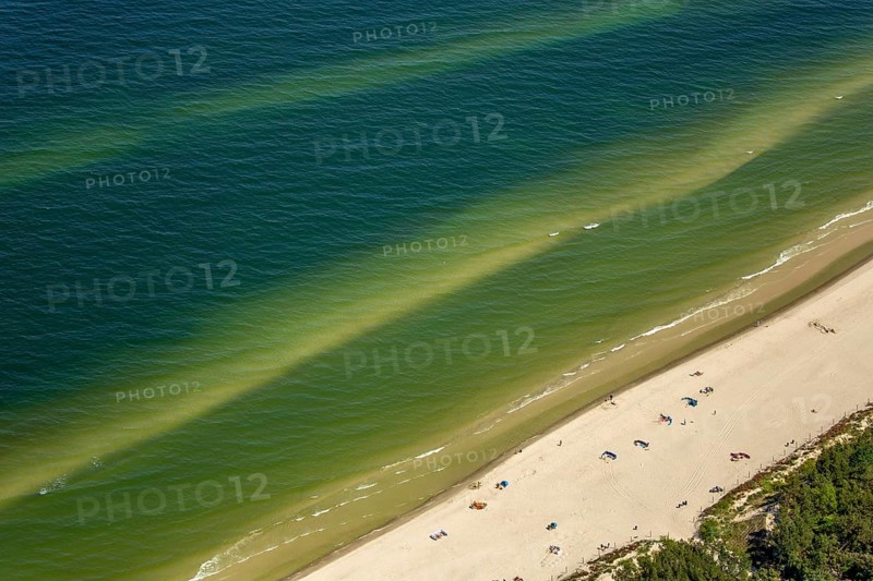 Bathers, Niechorze, Horst seaside resort, beach, Baltic Sea beach, Baltic Sea coast, Wojewóüdztwo zachodniopomorskie, Poland, Województwo zachodniopomorskie, PL, Europe, aerial view, birds-eyes view, aerial photography, aerial photography, overview, bird's eye view, northern Poland, blue water, holidays, recreation