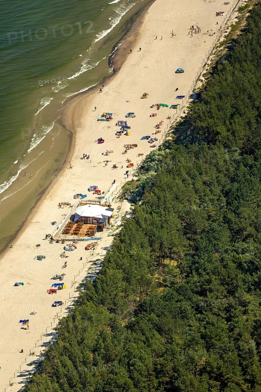 Bathers, Niechorze, Horst seaside resort, beach, Baltic Sea beach, Baltic Sea coast, Wojewóüdztwo zachodniopomorskie, Poland, Województwo zachodniopomorskie, PL, Europe, aerial view, birds-eyes view, aerial photography, aerial photography, overview, bird's eye view, northern Poland, blue water, holidays, recreation