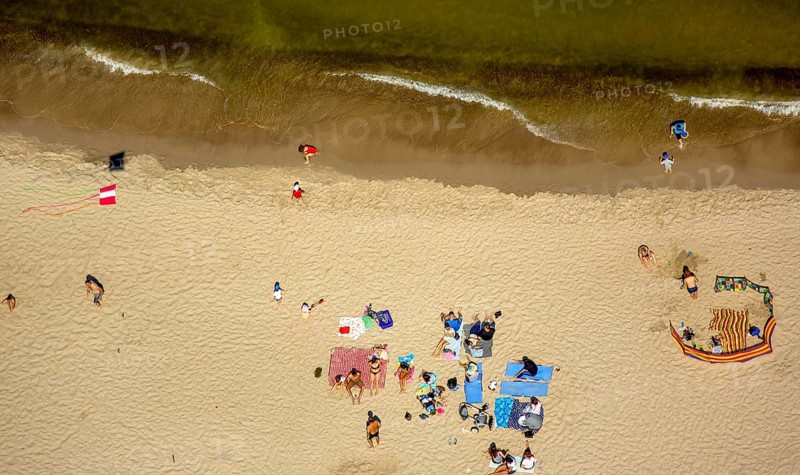 Bathers, Niechorze, Horst seaside resort, beach, Baltic Sea beach, Baltic Sea coast, Wojewóüdztwo zachodniopomorskie, Poland, Województwo zachodniopomorskie, PL, Europe, aerial view, birds-eyes view, aerial photography, aerial photography, overview, bird's eye view, northern Poland, blue water, holidays, recreation