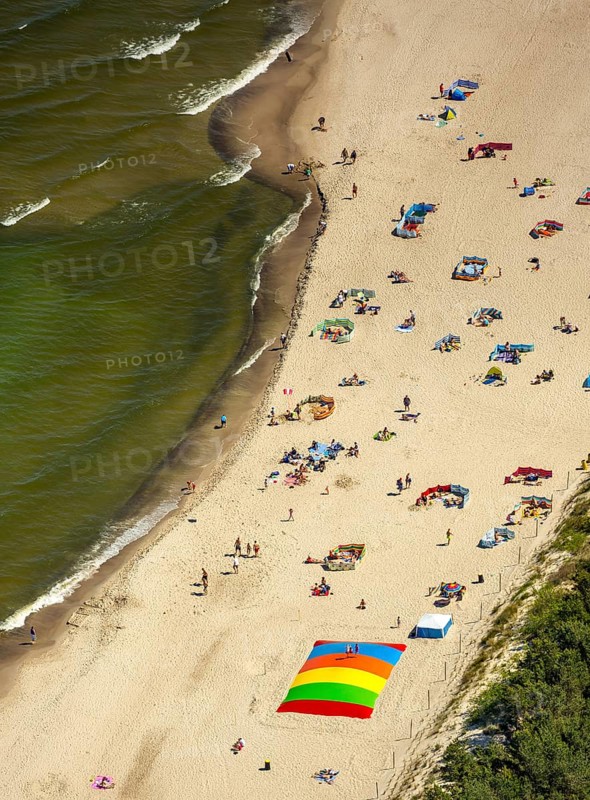 Bathers, Niechorze, Horst seaside resort, beach, Baltic Sea beach, Baltic Sea coast, Wojewóüdztwo zachodniopomorskie, Poland, Województwo zachodniopomorskie, PL, Europe, aerial view, birds-eyes view, aerial photography, aerial photography, overview, bird's eye view, northern Poland, blue water, holidays, recreation
