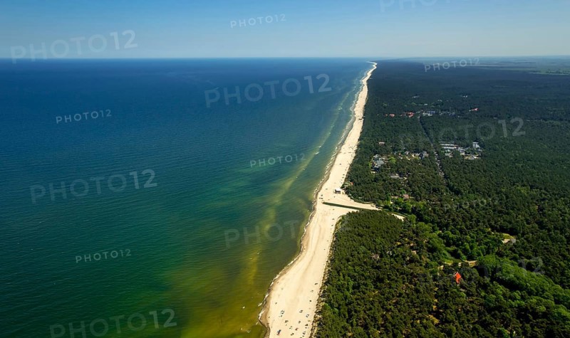 Bathers, Niechorze, Horst seaside resort, beach, Baltic Sea beach, Baltic Sea coast, Wojewóüdztwo zachodniopomorskie, Poland, Województwo zachodniopomorskie, PL, Europe, aerial view, birds-eyes view, aerial photography, aerial photography, overview, bird's eye view, northern Poland, blue water, holidays, recreation