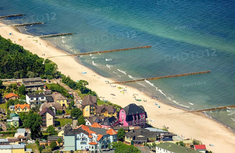 Bathers, Niechorze, Horst seaside resort, beach, Baltic Sea beach, Baltic Sea coast, Wojewóüdztwo zachodniopomorskie, Poland, Województwo zachodniopomorskie, PL, Europe, aerial view, birds-eyes view, aerial photography, aerial photography, overview, bird's eye view, northern Poland, blue water, holidays, recreation