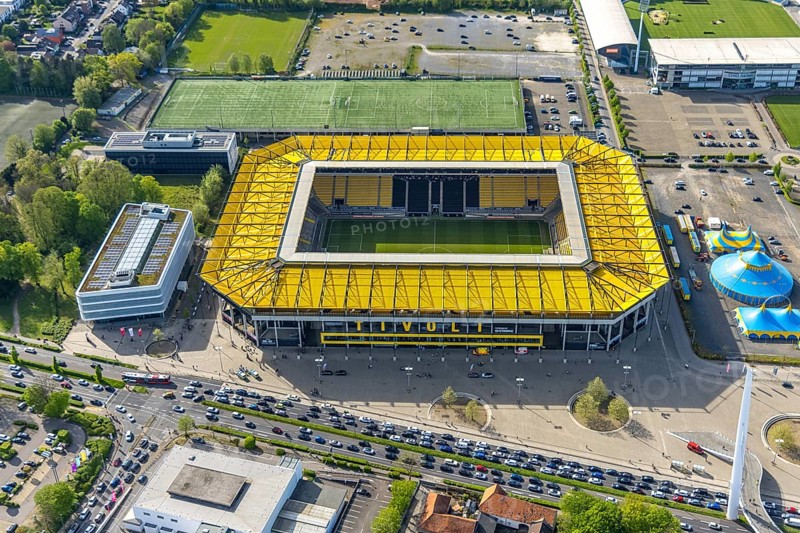 Aerial view, Aachener Tivoli, football stadium at Sportpark Soers, home ground of football club Alemannia Aachen, Circus-Theater Roncalli circus tents, Laurensberg, Aachen, Rhineland, North Rhine-Westphalia, Germany, football stadium, Sportpark Soers, home ground, football club, Alemannia Aachen, Circus theatre Roncalli, circus tents, architecture, leisure, sport, football, circus, venue, infrastructure, green space, open air, urban, daytime, landscape, outdoor, culture, entertainment, stadium, urban, major event, leisure activities, aerial view, perspective