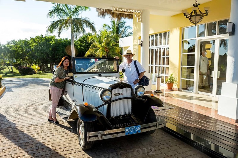 Arrival of tourists at the hotel in a vintage taxi, an old Ford, PARADISUS VARADERO RESORT SPA, Varadero, Cuba, Matanzas, Cuba, Central America