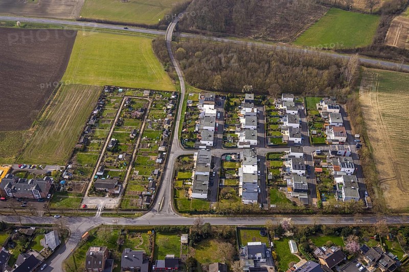 Aerial view, new housing estate between Spechtweg and Pfauenstraße, with Vogel street names, allotment garden association Zur Quelle Dolberg, Ahlen, Dolberg, Ruhr area, Germany, new building, housing estate, Spechtweg, Pfauenstraße, Vogel street names, allotment garden association, Zur Quelle Dolberg, bird's-eye view, architecture, construction, urban development, residential area, green areas, houses, streets, infrastructure, town, settlement, gardens, urban, development, landscape, German towns, housing, community, housing culture, urban development, new development area, development