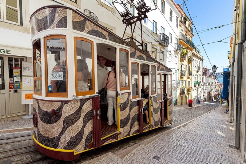 Elevador da Gloria funicular railway, link between the Baixa district and the higher Chiado district, Lisbon, Lisbon district, Portugal