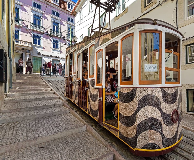 Elevador da Gloria funicular railway, link between the Baixa district and the higher Chiado district, Lisbon, Lisbon district, Portugal