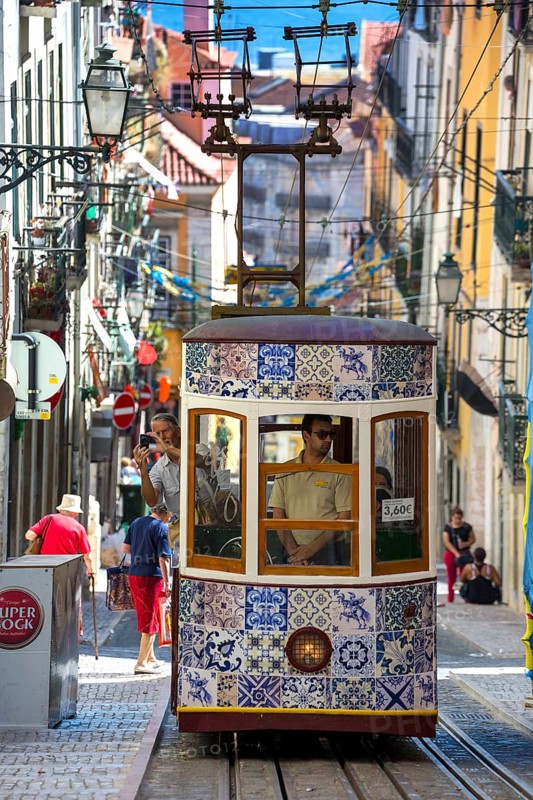 Elevador da Gloria funicular railway, link between the Baixa district and the higher Chiado district, Lisbon, Lisbon district, Portugal