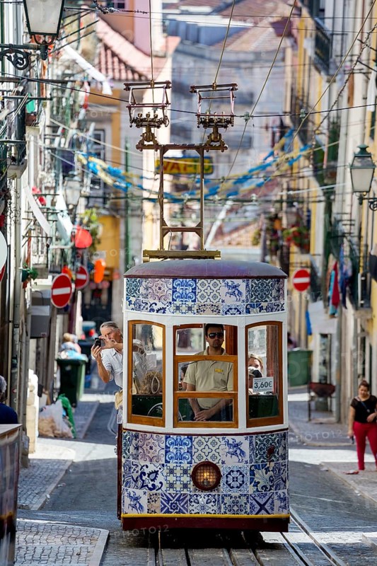 Elevador da Gloria funicular railway, link between the Baixa district and the higher Chiado district, Lisbon, Lisbon district, Portugal