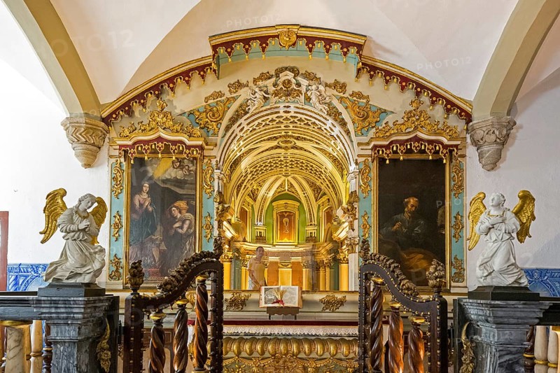 Altar, Capela dos ossos parede, Chapel of the Bones, Bone Chapel, Ossuary in Évora, Evora, District of Évora, Portugal