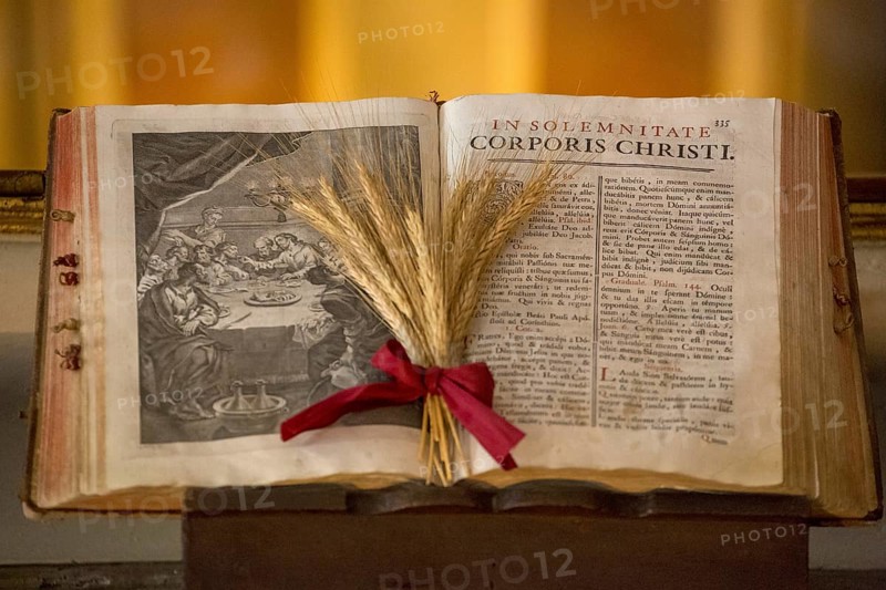 Illustrated Bible with grain jewellery, Latin Bible, Corporis Christi, Capela dos ossos parede, Chapel of the Bones, Bone Chapel, Ossuary in Évora, Evora, District of Évora, Portugal