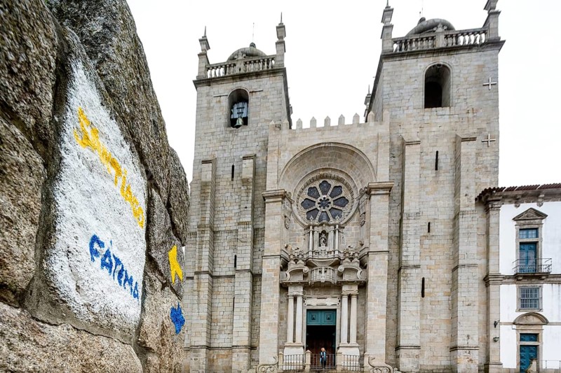 Stone inscription in front of the cathedral to the Pigerwege to Santiago di Campostella and to Fatima, Da Sé Cathedral, Barredo district, UNESCO World Heritage Site, Oporto, Porto district, Portugal, Europe, aerial view, birds-eyes view, Travel, travel photography