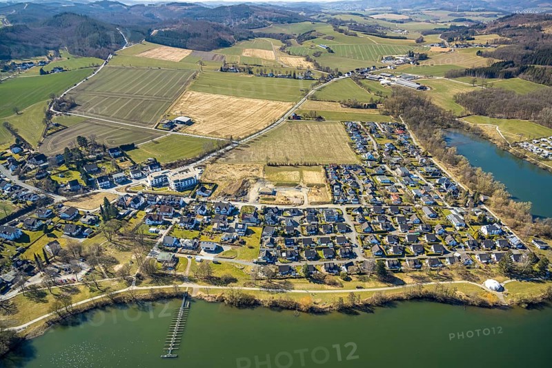 Aerial view, Sorpesee, new residential area Westufer in Amecke, Sundern, Sauerland, North Rhine-Westphalia, Germany, DE, Europe, property tax, real estate, aerial view, aerial photography, aerial photography, local recreation area, lake, Sorpetalsperre, overview, bird's eye view, living and life, residential area, residential quality, residential neighbourhood, housing estate, residential district, birds-eyes view, overview