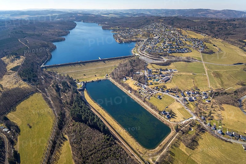 Aerial view, Lake Sorpe, dam wall and equalising reservoir, view of Langscheid, Hachen, Sundern, Sauerland, North Rhine-Westphalia, Germany, DE, Europe, aerial view, aerial photography, aerial photography, recreation area, lake, Sorpe dam, overview, bird's-eye view, overview